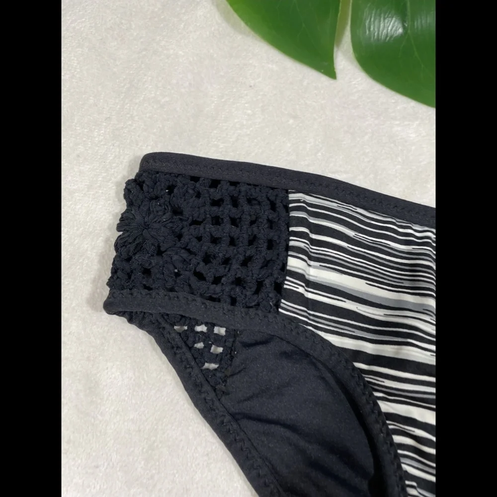 NEW FRANKIES BIKINIS Koa Crochet Bikini Bottom in Strom [SZ Medium‎ ]